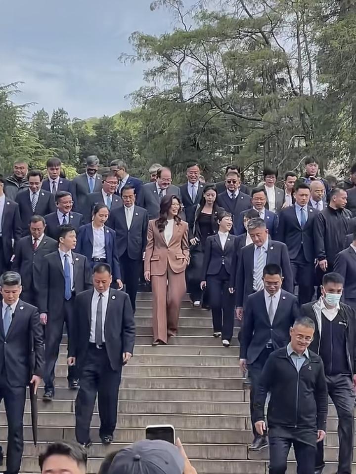 这派头，这阵势！脑子里立即想起一连串词汇：前遮后拥、众星捧月、声势显赫…！