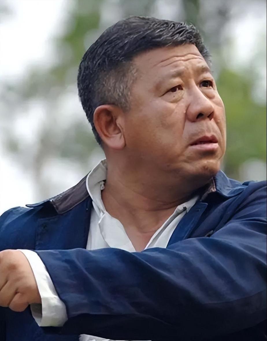 程煜不化妆进组，剃须刀自己带，百元T恤上街没人认出。演了二十多个警察，没一个像