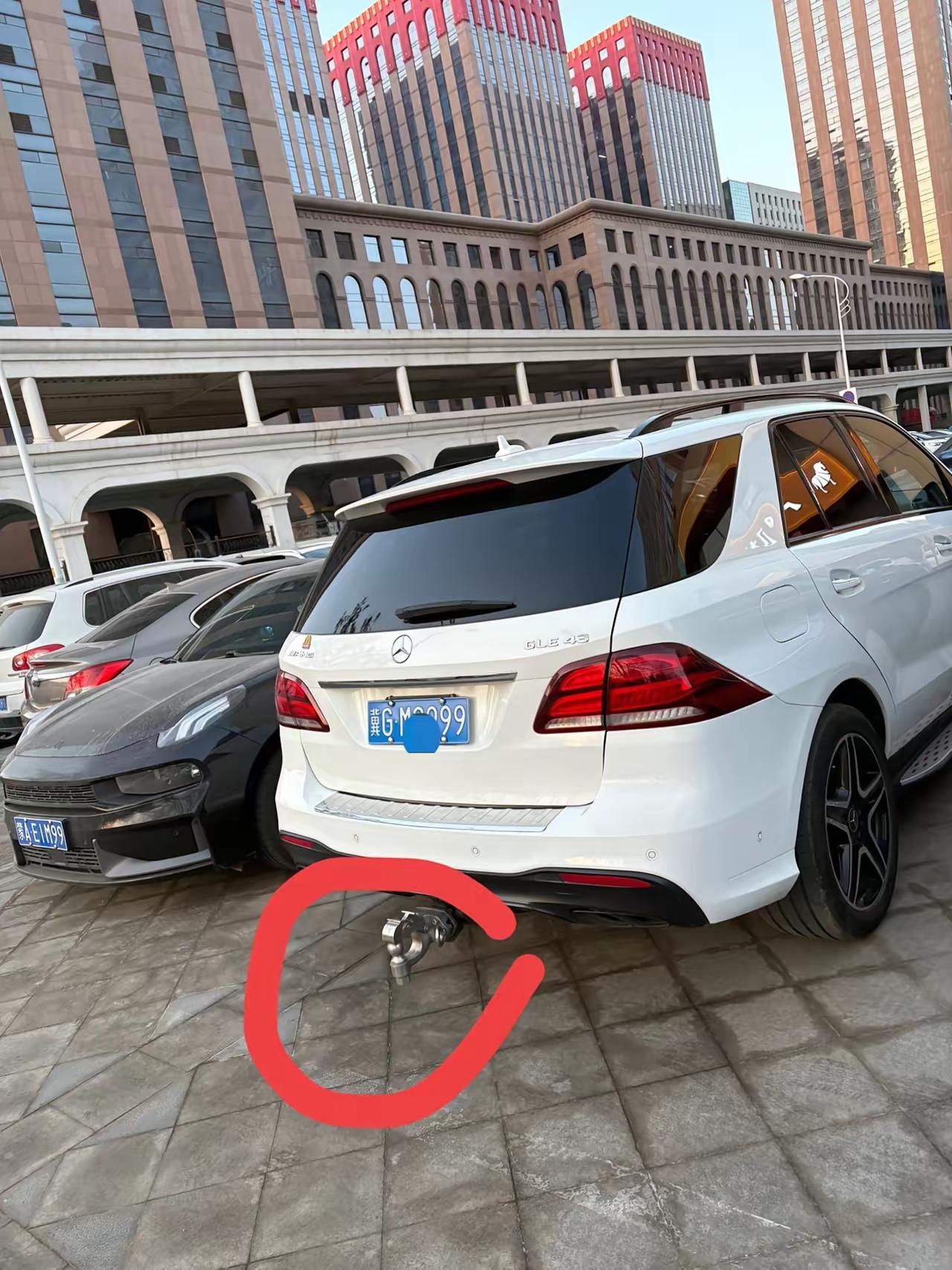 你见过流氓钩吗？我们开车走在路上，经常能看到一些车的后面加装有这么一种钩子。特