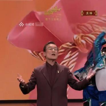 暗红西装，黑裤紧贴双腿。68岁的梁家辉在台上走动，裤腿的布料随着步子，清晰地勾勒