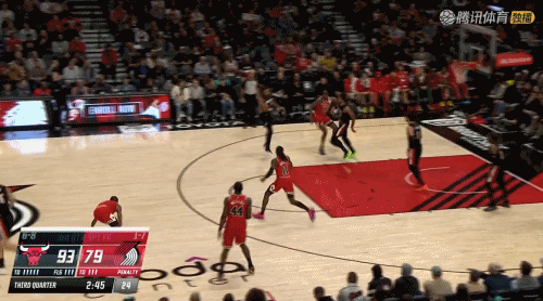 杨瀚森这种球一定要坚决，不用等了，对方是小个回防，你一等就没有机会了，抓球也没抓