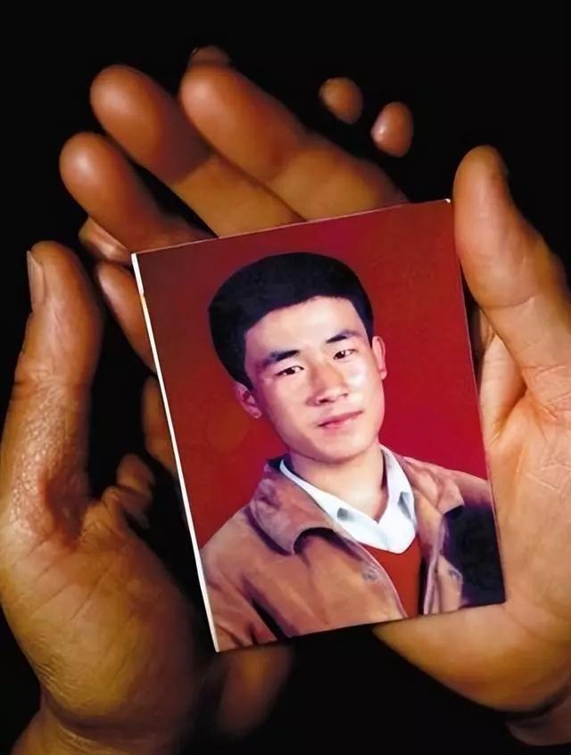 1996年4月9日晚上，呼格吉勒图跟同事发现了一具女尸。他当时没多想，就跑去报了