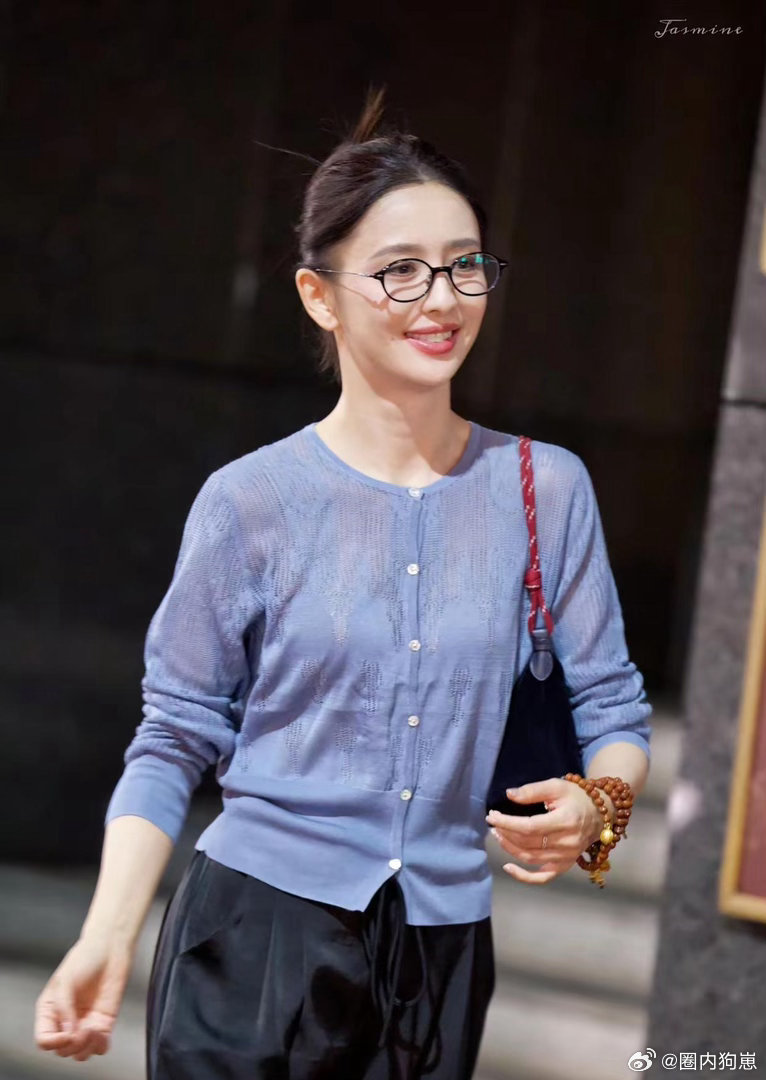 佟丽娅自带独一份的东方韵味，温婉柔和的气质格外动人。