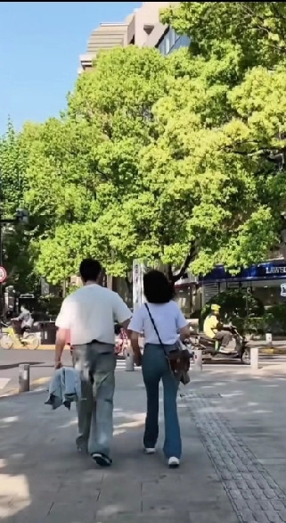 有网友偶遇鲍蕾和鲍莉两姐妹，惊呼看来这两个姐妹真是找对了人！鲍蕾和陆毅走路一起手