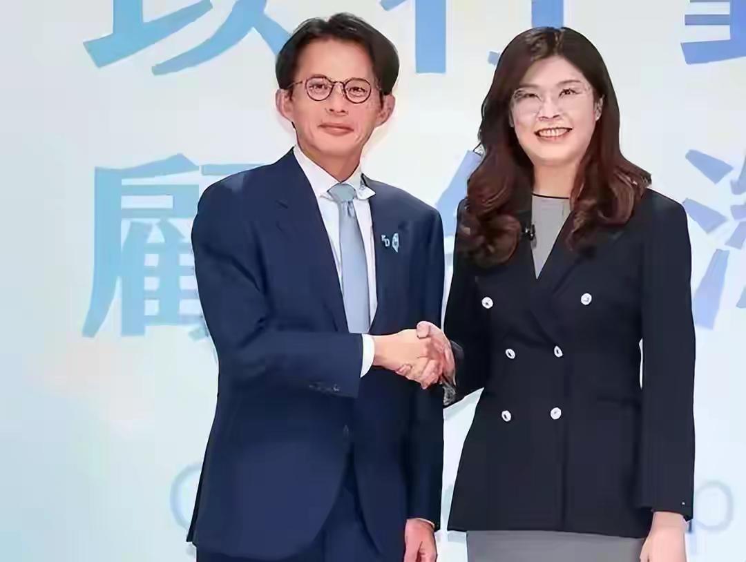 国民党这次总算硬起来了，在蓝白合问题上坚持走大开大合的路，也与民众党达成合作机制