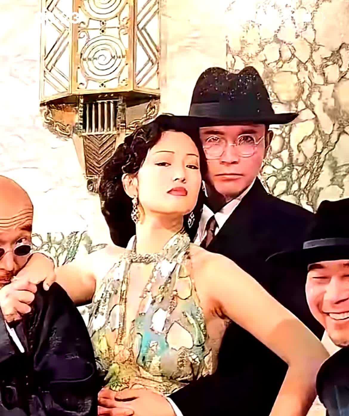 想不到，巩俐年轻的时候，竟然有这么媚的样子，这模样这神态，这发式这妆容虽然搭上一
