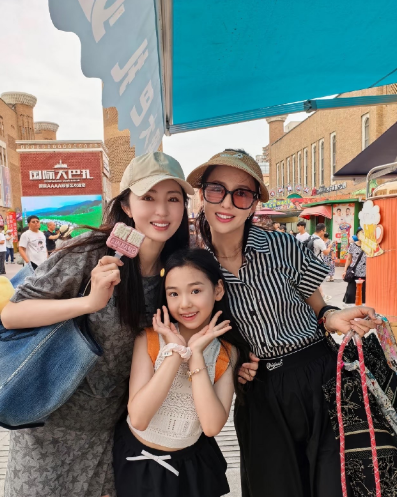 董璇新婚没有和张维依两个人去蜜月旅行而是带着女儿和丫丫去新疆了，这感情是真的