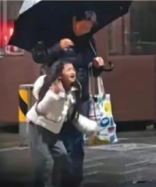 我们北京的孩子，要回国接受传统教育。结果呢？整天玩一些有的没的，弄的金钱纸币满天