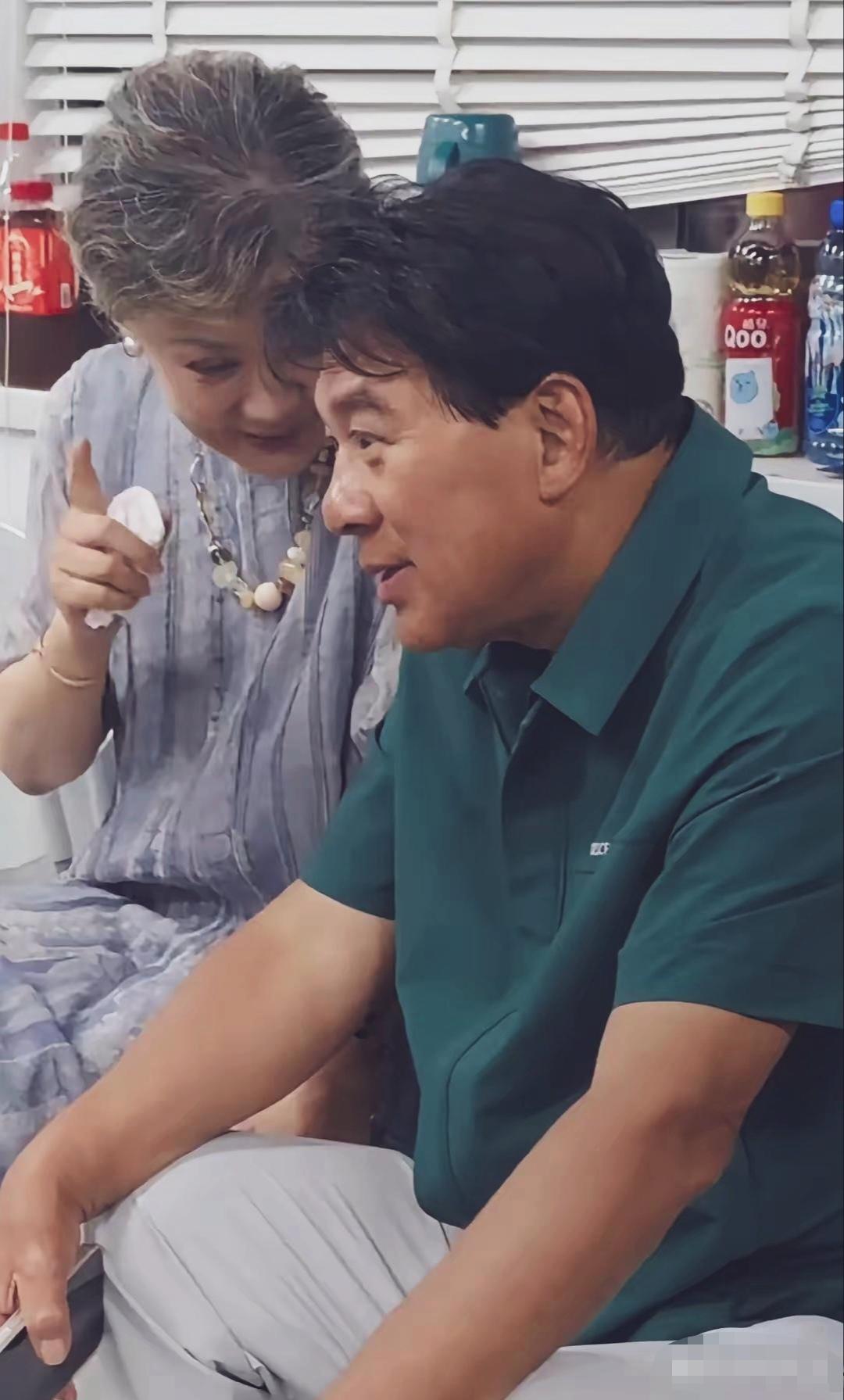 《牧马人》两位主演朱时茂与丛珊时隔44年的同框热聊瞬间！朱时茂身材发福，头发