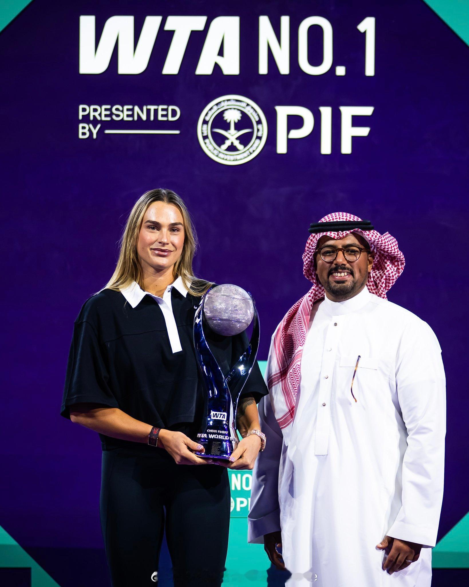 萨巴伦卡领取年终世界第一奖杯。网球talking大会​​​