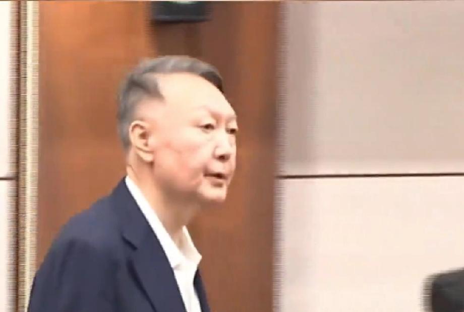 尹锡悦首次出庭，面容憔悴，头发花白，关键是头发连头皮都没盖住，这是自己动手剪的，