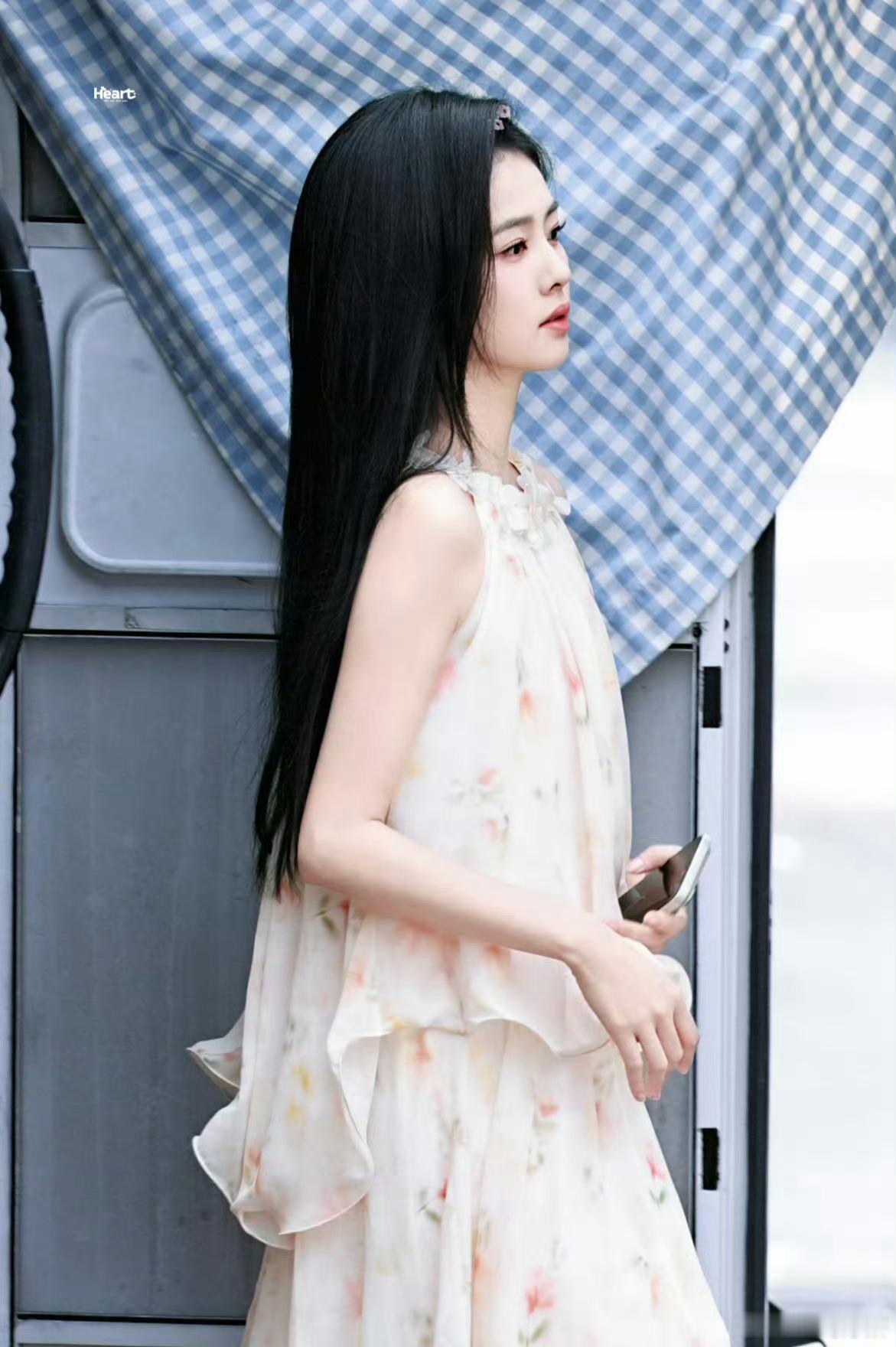 白鹿好薄的一片谁懂啊！发夹滑落直接卡在锁骨窝里，白鹿这“薄薄一片”的身材真的太绝
