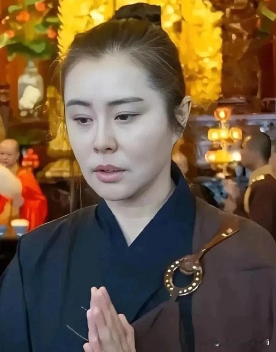 她曾经可是90年代的女神，当年美的不可方物，现在也老了，头上有白发了，你能认出这