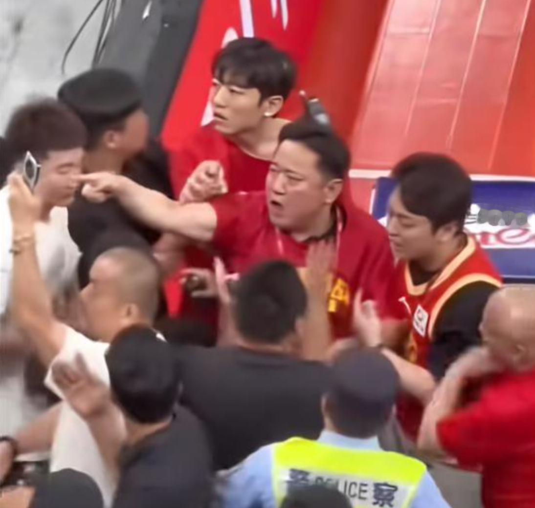 忍无可忍，楼明与上海队球迷发生了激烈的冲突！CBA总决赛结束了，上海队以总比分