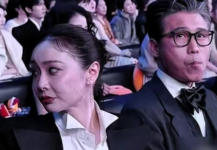 高叶从手包里摸出饼干那一刻，被镜头记录下来，自然又真实，此刻全场礼服都输了