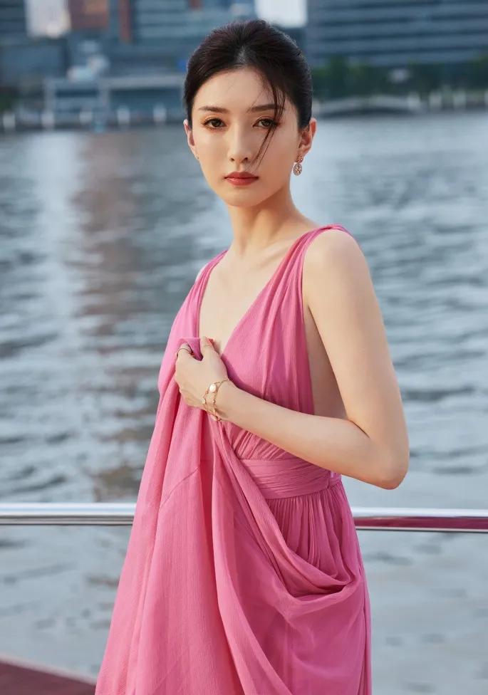 江疏影这组图真的杀疯了！一袭桃粉色深V长裙，肤白貌美，又纯又欲，太有魅力了！