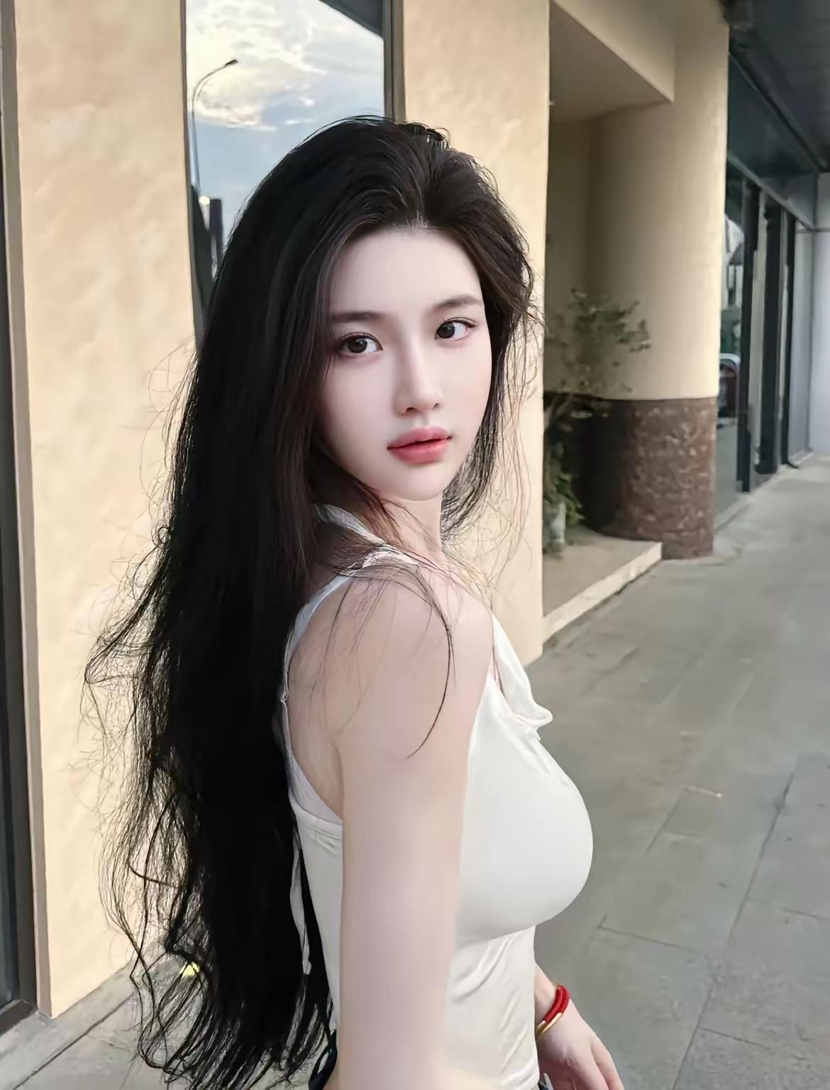 元气少女，阳光明媚，漫步在街头。