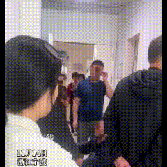 浙江宁波，男孩疝气卡住两天，医生说需要马上做手术，孩子的父亲坚决不让做手术，妻子