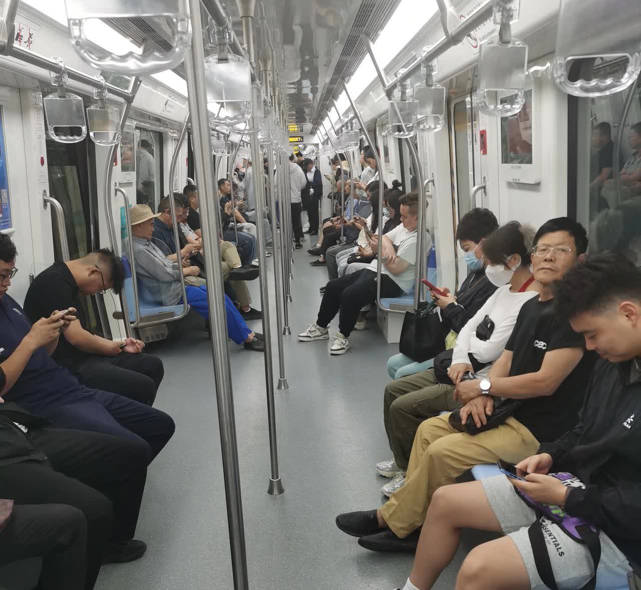 真为徐州地铁担心！早上8：16上班高峰期，徐州地铁一号线作为开通最早的线路，乘坐