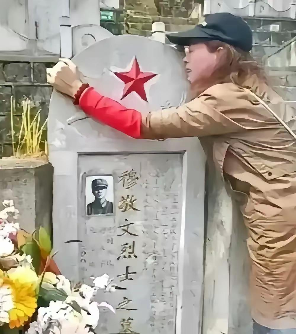 云南麻栗坡烈士陵园里有个中年妇女一直跪着摸墓碑上的名字，嘴里不停喊弟弟。她从贵州
