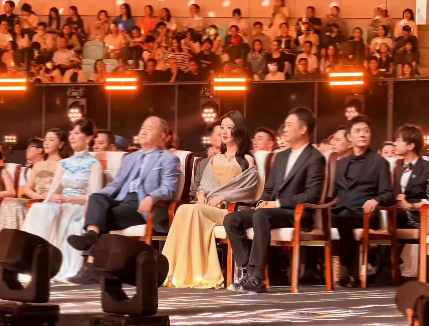 杨紫看懂百花奖第一排颁奖嘉宾的含金量，莫言、杨紫、张译分别执掌重磅奖项，是行业