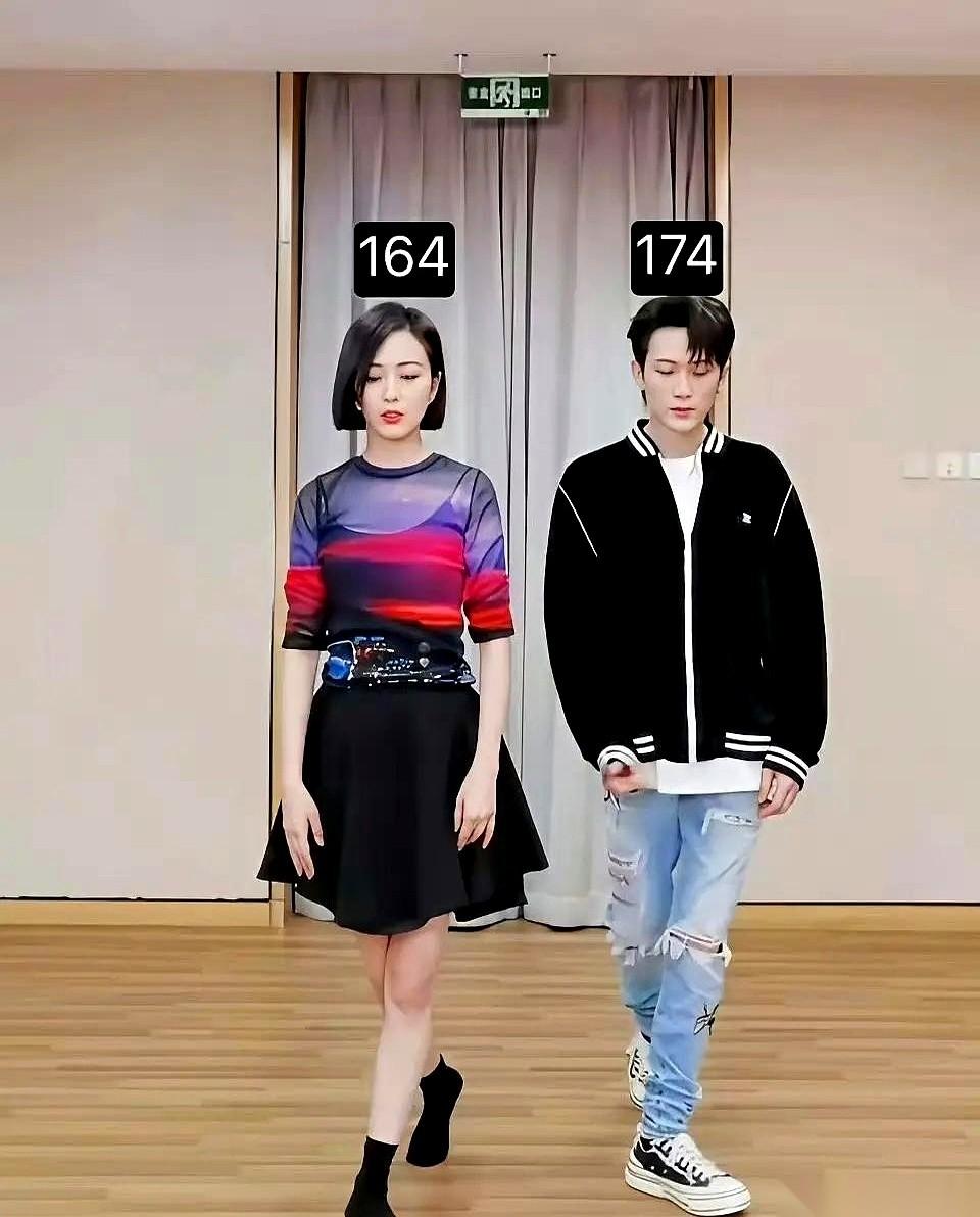 我真的会笑。一张图，我能盯一分钟。佟丽娅跟檀健次，俩人站一块儿，一般高。但问