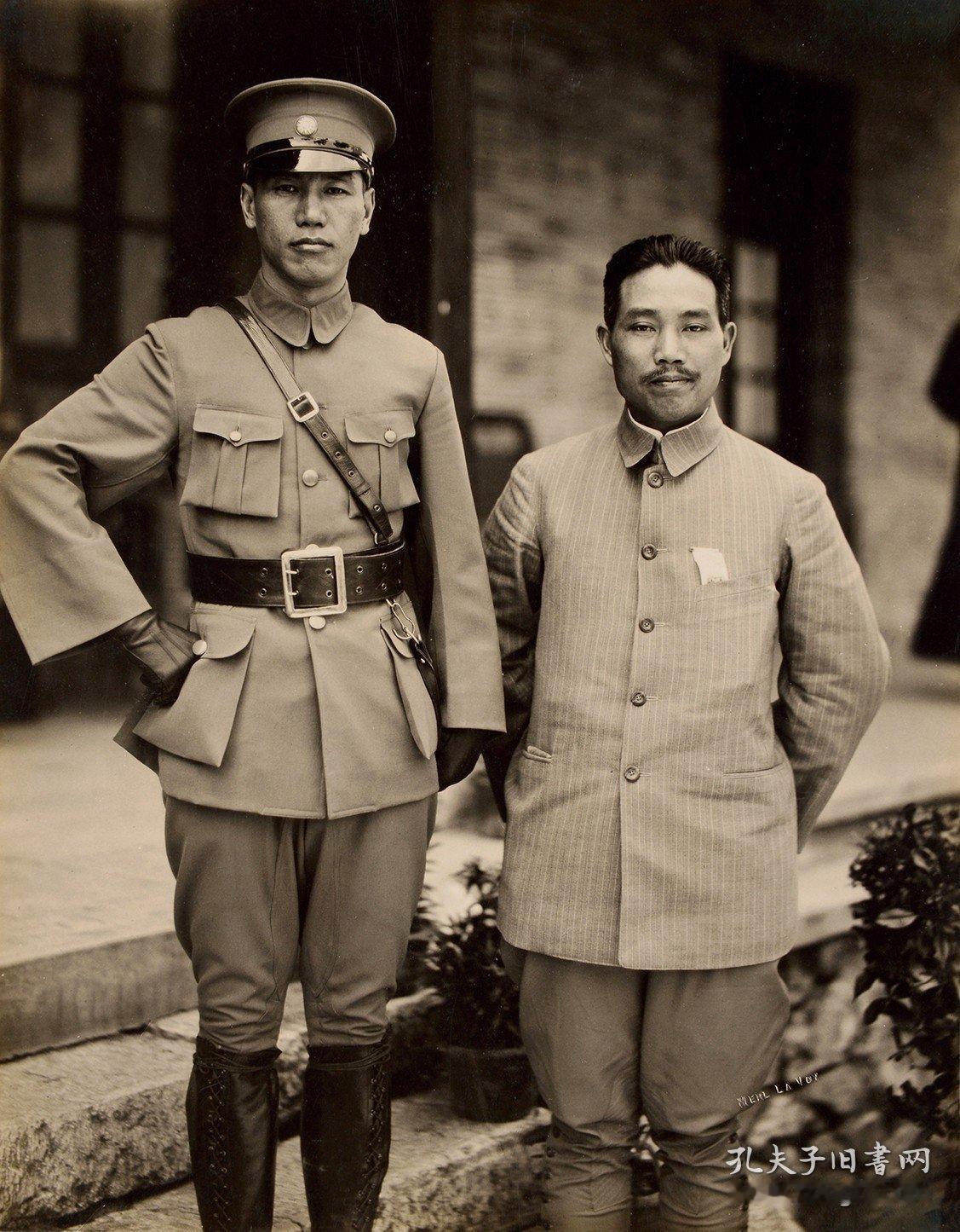 1926年广州黄埔军校，校长蒋介石和教育长方鼎英的合影。1926年的蒋介石正