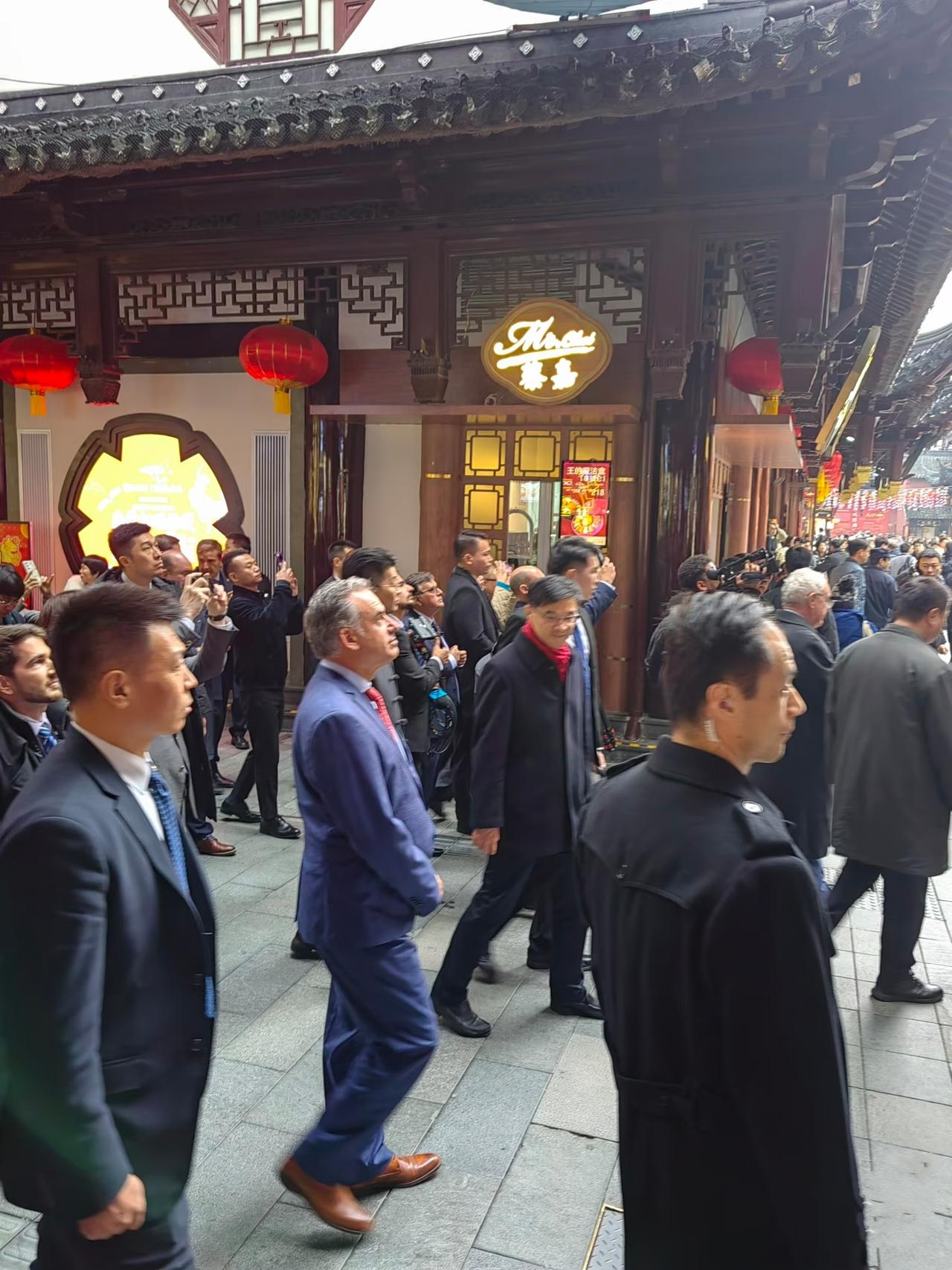 果然不出所料，乌拉圭总统去豫园看灯展啦！2月5日乌拉圭总统访华第五天，抵达上海后