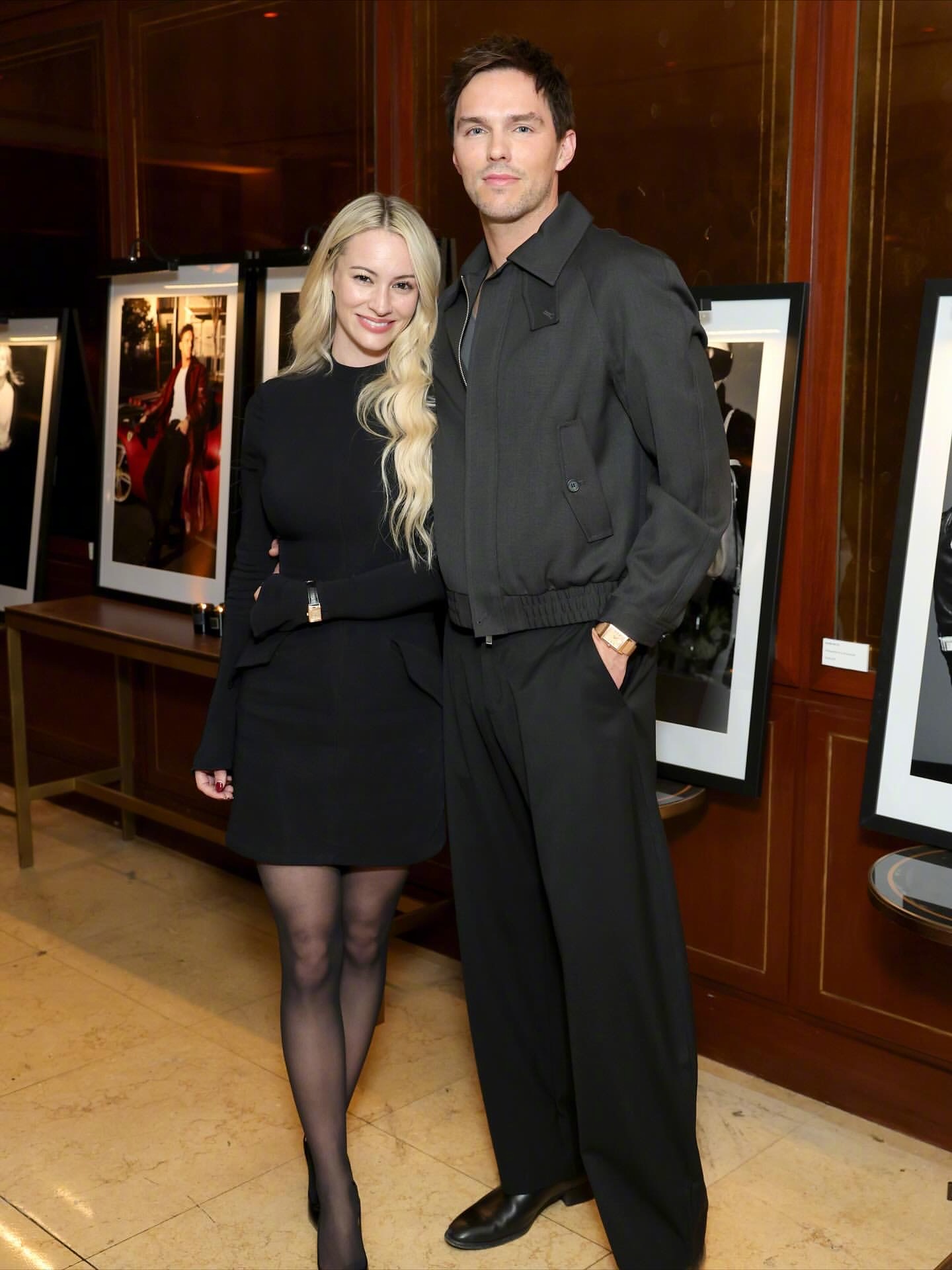 尼古拉斯·霍尔特和妻子布莱安娜·霍莉（BryanaHolly）上周罕见同框出席