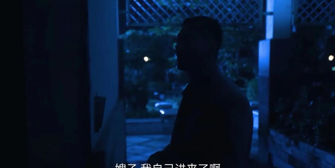 《扫毒风暴》卢少骅陪吴燕萍过新年，马英子不停地打电话给他，卢少骅不想接，直接