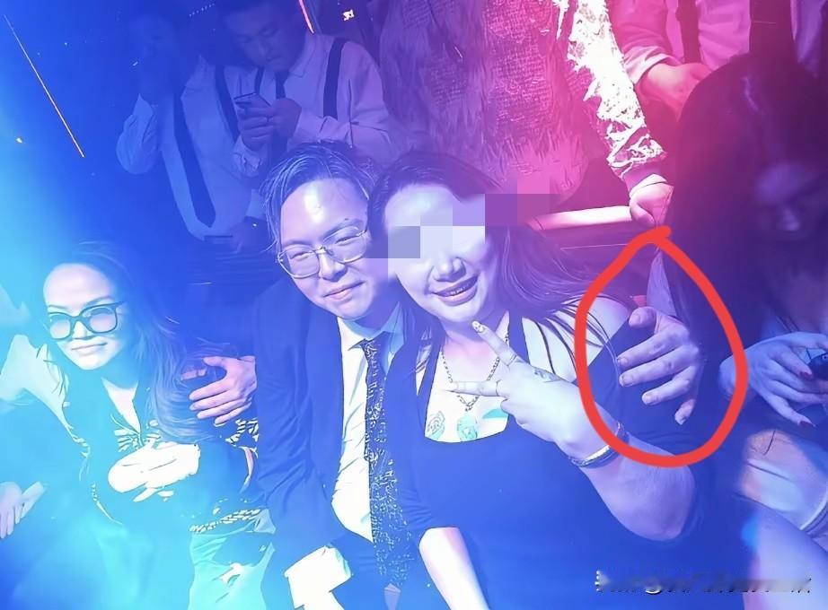 有人说这是向佐的弟弟向佑，不知道真假？看体型挺像的，胖胖的，在内地的一个酒吧里