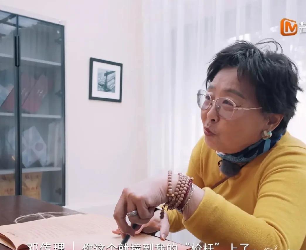 节目组把李嘉格的人生写成了剧本给黄圣依妈妈解读，但黄圣依妈妈拿到后，却指出了大量