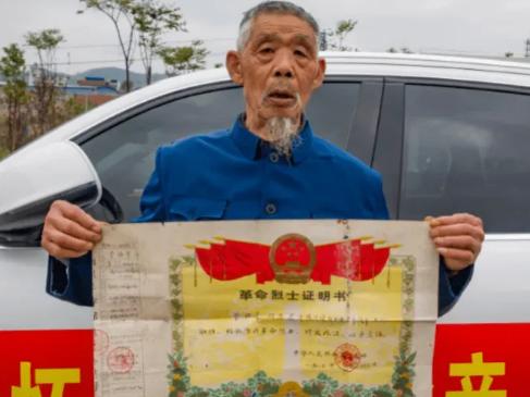 1979年，农民蒲运海等到了儿子牺牲在战场的消息，谁料，当他打开烈士证书后，蒲运