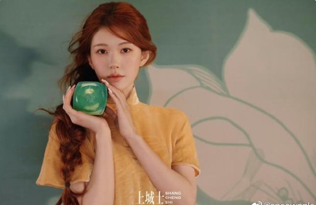 赵露思新代言来了！即将官宣百雀羚代言人，百雀羚品牌代言人是王一博，代言七八年了