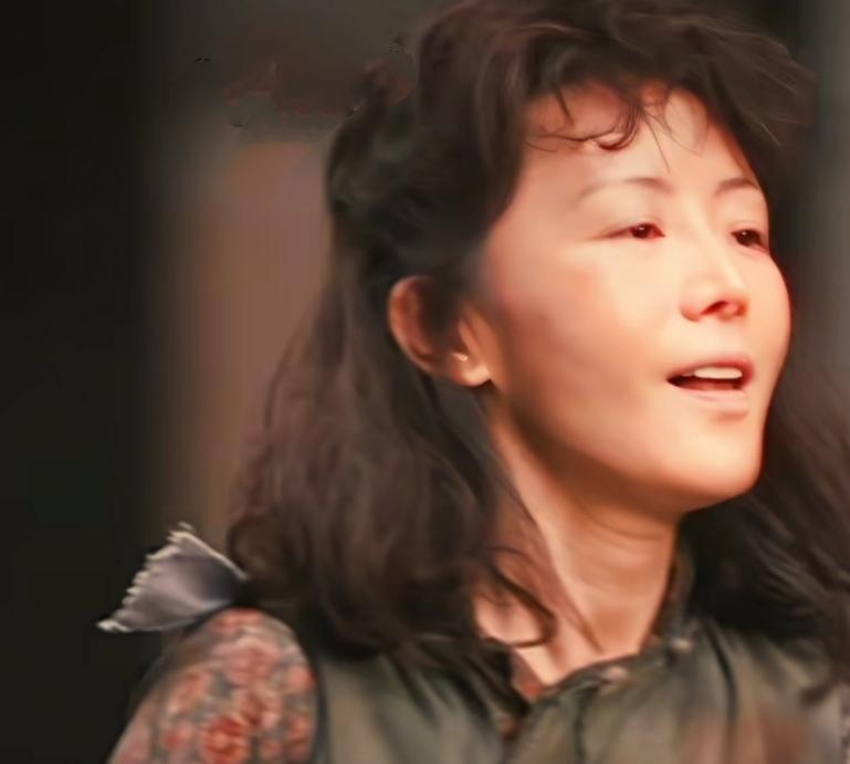 大嫂周燕如今沦落街头捡垃圾，这事真叫人唏嘘。她当初举报田大少减了刑，出狱后却被丈