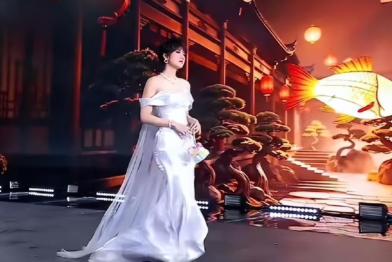 姚安娜，冲上热搜！3月16日，一条热搜突然刷屏：姚安娜让我看到传说中的浮光锦