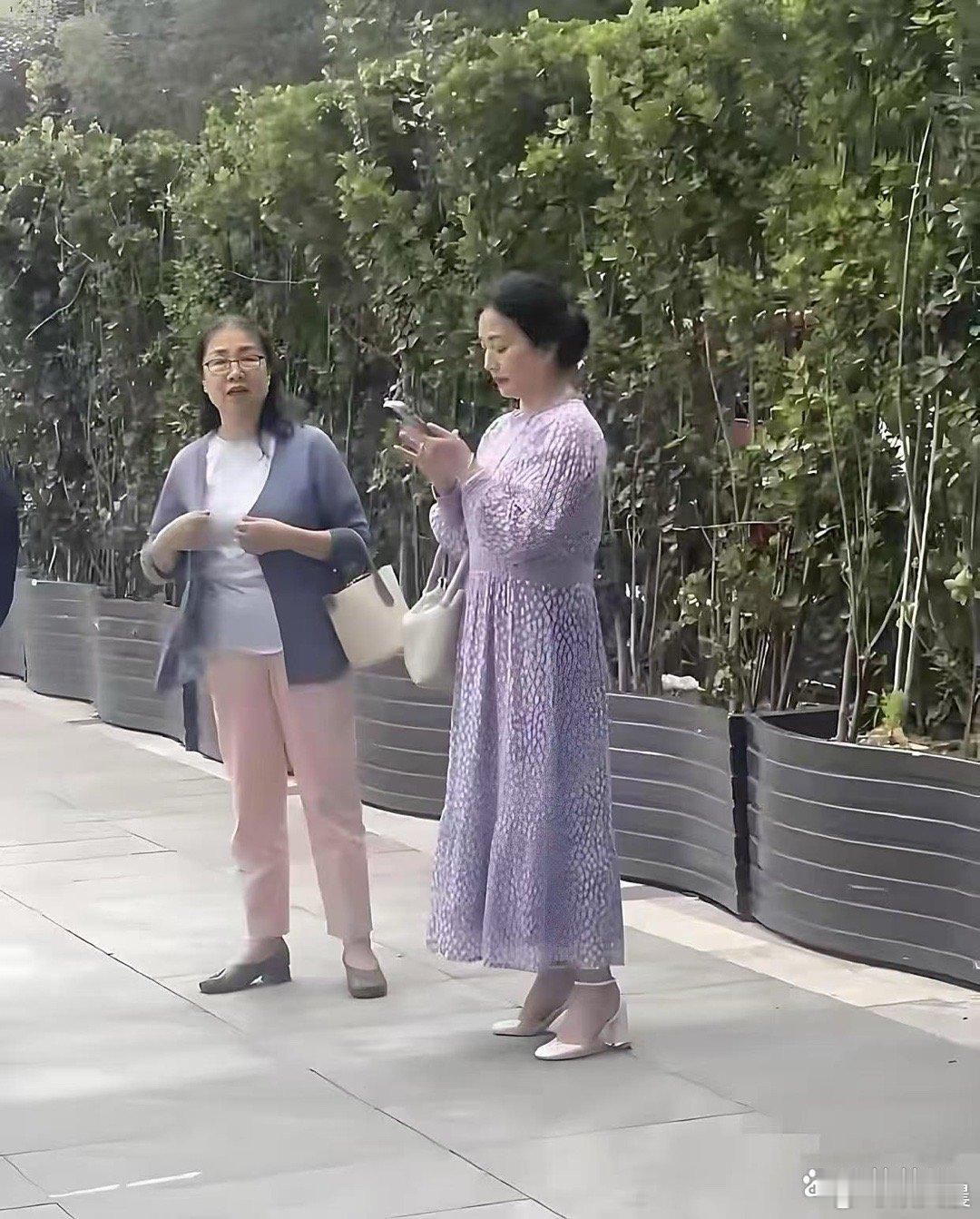 刘亦菲妈妈被偶遇，65岁依旧美得惊艳，状态出众太让人羡慕