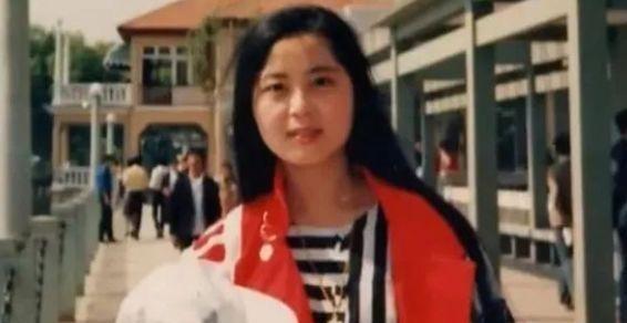 1988年，23岁女孩从浙大保送清华读研，在回青岛火车上，她爱上一个35岁的憨厚