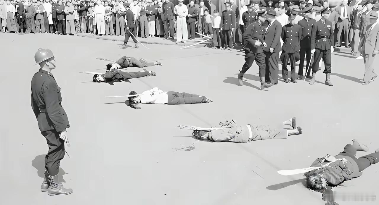 1949年，上海闸北公园刑场，倒在黎明前的革命者在吃“断头饭”。（真实的历史照片