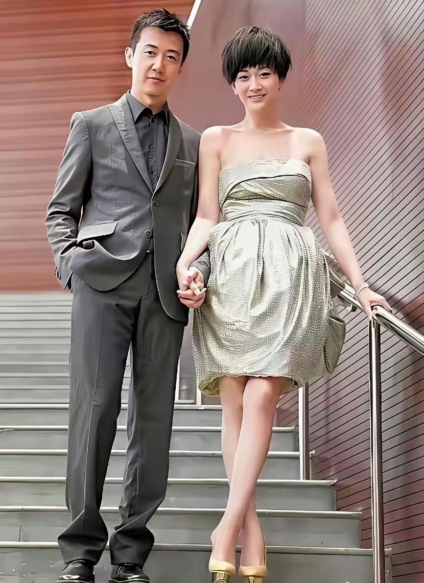 2010年那桩砍人案，李小冉用三个月把"花瓶女星"的标签撕碎了。鄢颇在北京地