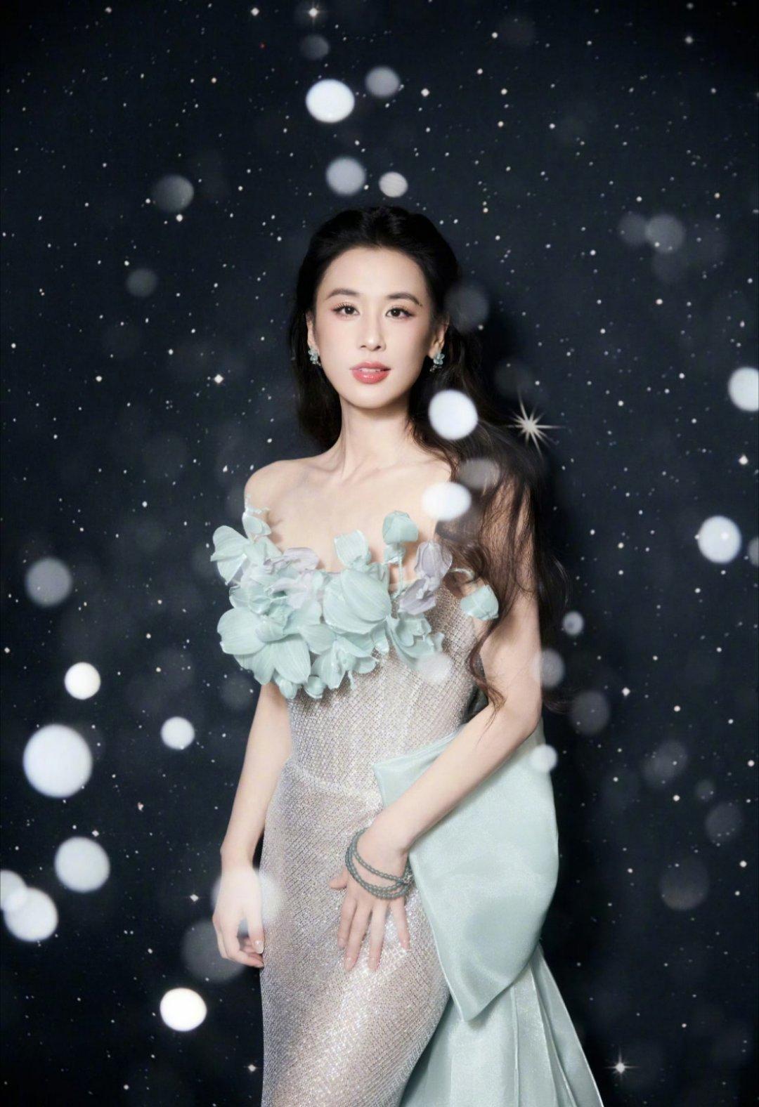 黄圣依真是美的不知天地为何物了！发图速度必须表扬一个