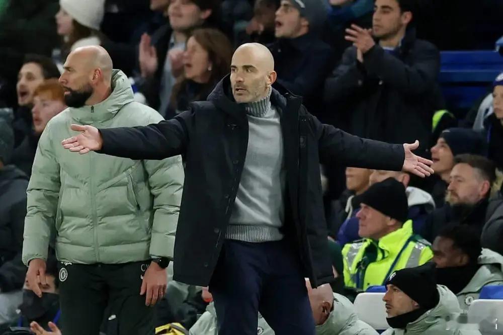 切尔西上赛季联赛打到半程，切尔西35分，排名第四，当时落后领头羊利物浦10分。