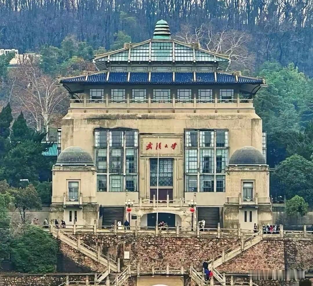 武汉大学这回被推上风口浪尖，几位法学院教授的论文观点确实让很多人直摇头。说什么毒