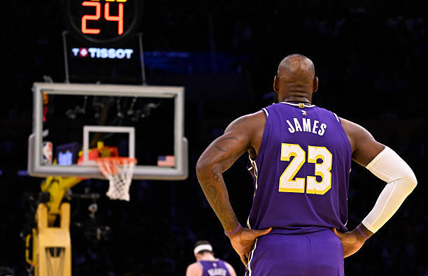 詹姆斯复出后的这三场比赛，湖人场均得分联盟第2，运动战进球数联盟第2，投篮命中率