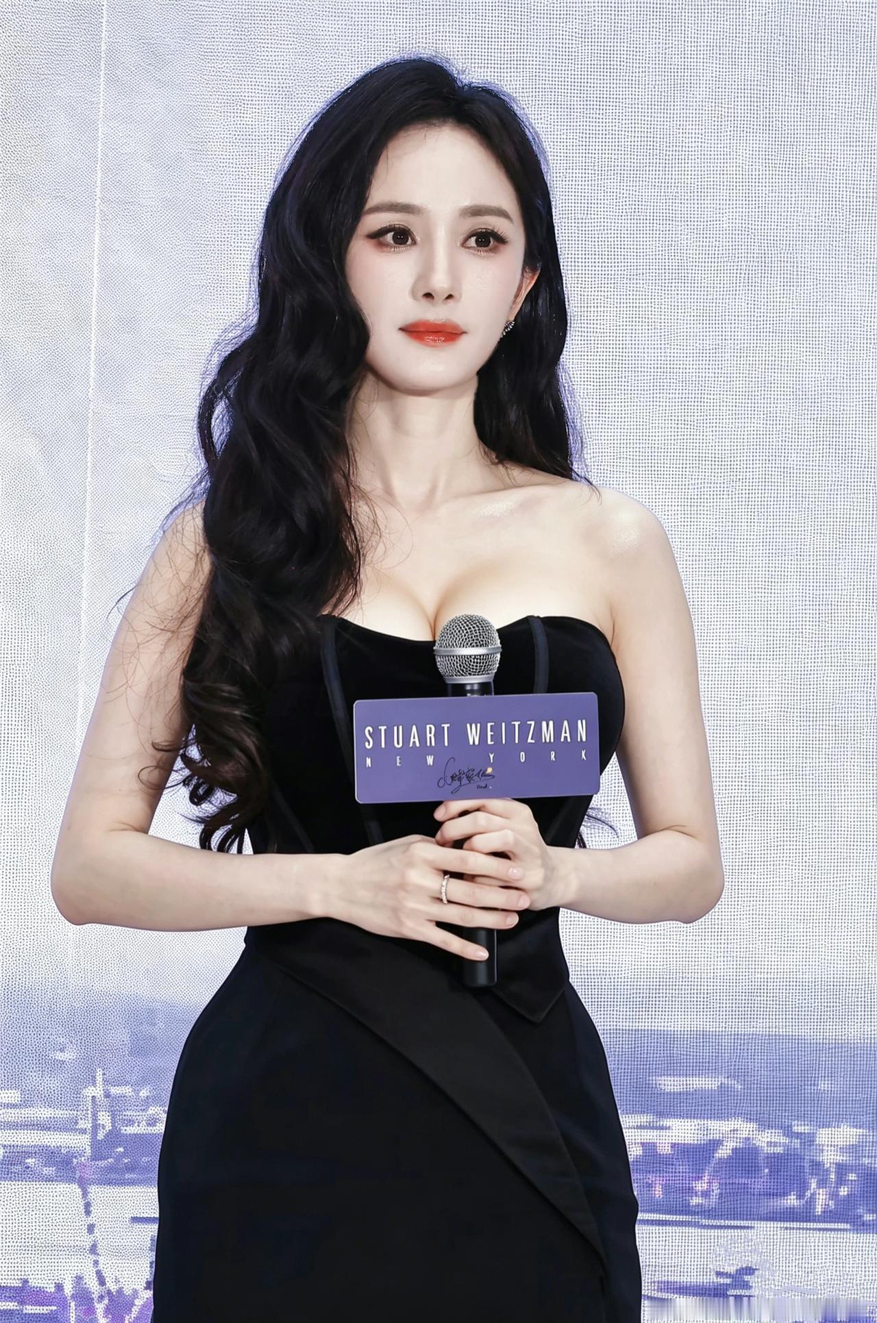 杨幂2026年已新增多个品牌代言，此次SW回签使其手握26个在期商务，领跑内娱女