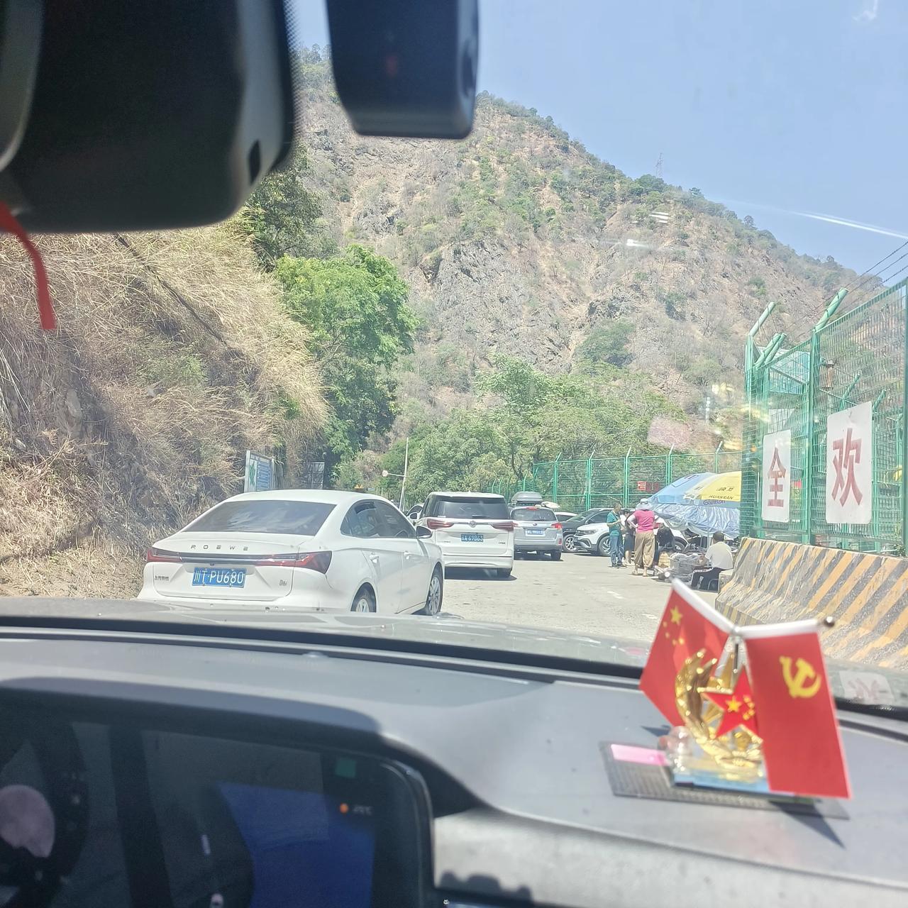 五一出门路遇云A大军云南的人来攀枝花旅游攀枝花的人去彩云之南旅游