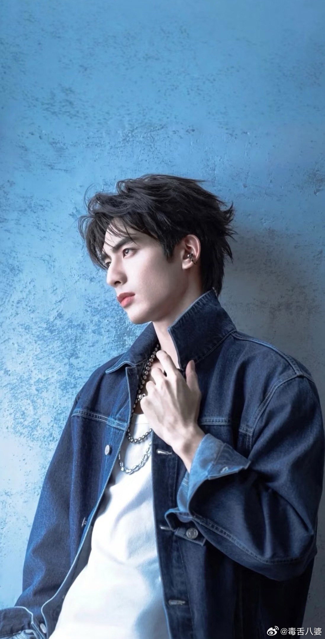 宋威龙误入直播间热搜点进去给我笑精神了。他在清迈街头围观小孩写作业，那表情那状态