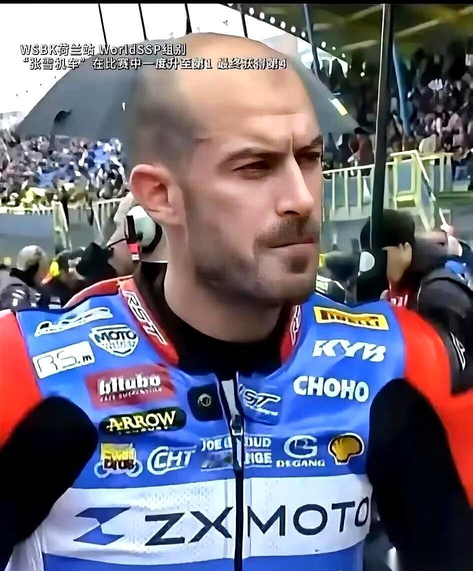 这场摩托车赛事的排名表，让法国车手德比斯盯着看了很久。34台赛车同场搏命，光是