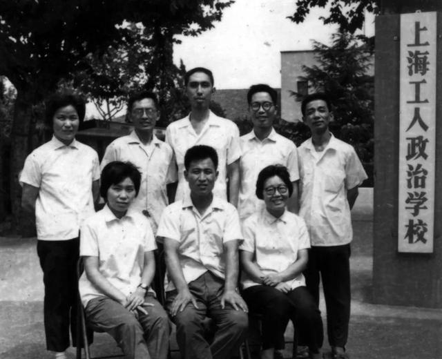 1949年，国军中将邱清泉战死沙场，他的妻子慌不择路，带着孩子们准备南逃台湾，结