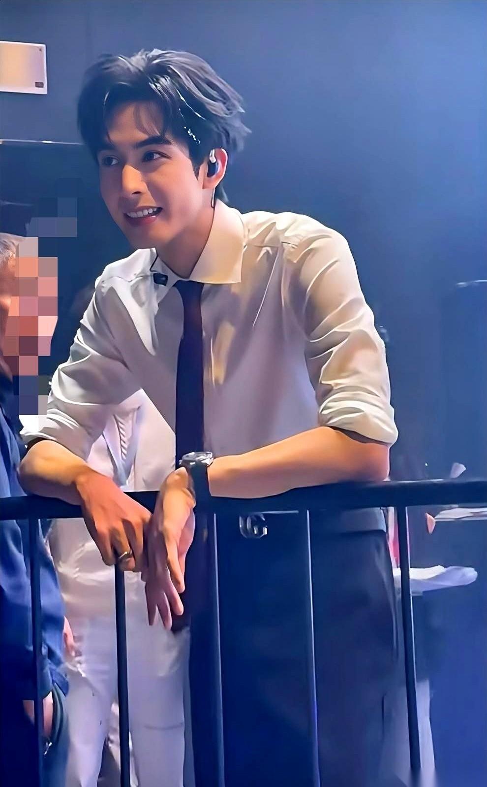 我闺蜜，疯疯癫癫跑去北京看了宋威龙。回来第一句话就把我干懵了。她说：“你知道